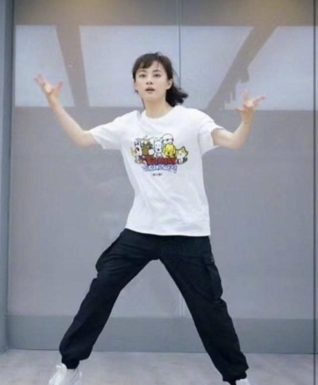 难得孙俪晒同父异母妹妹,高考完带孙艳练舞,新发型显年轻像同龄