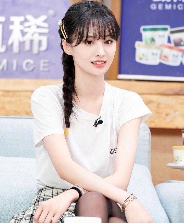郑爽参加节目一身蓝色古装裙仿佛回到了古剑奇谭漂亮