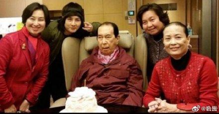 赌王葬礼现场曝光,大量鲜花木材搬入殡仪馆,东西太多摆满一条街