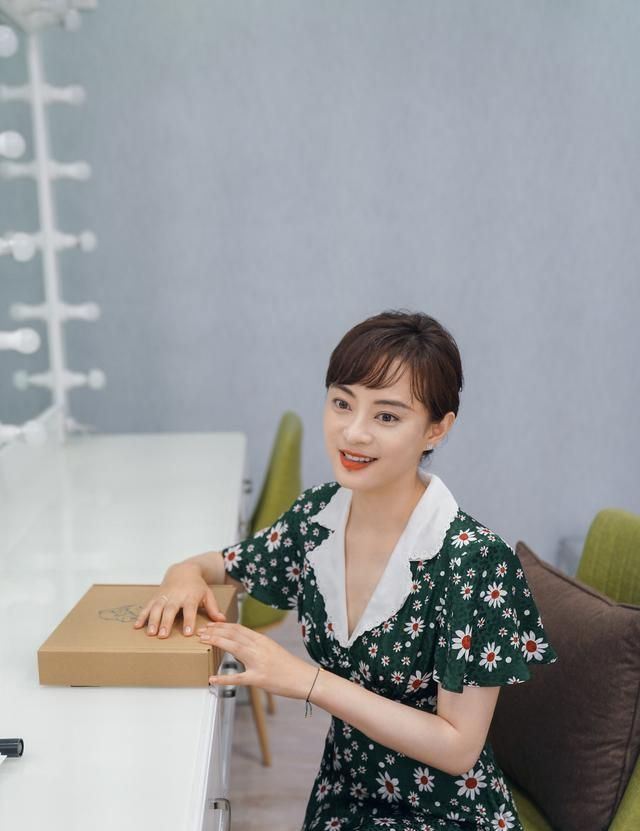 难得孙俪晒同父异母妹妹,高考完带孙艳练舞,新发型显年轻像同龄
