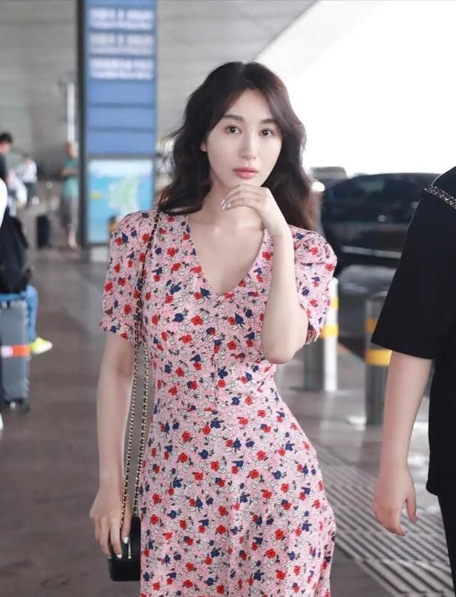 李菲儿身材确实好收腰碎花裙也能穿得松垮垮瘦得让人羡慕