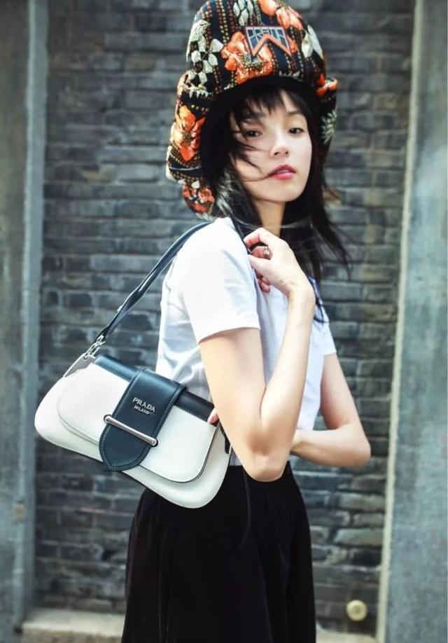 雙肩包不受寵了，今年這款“腋下包”才是主流，時(shí)髦精致誰背誰美