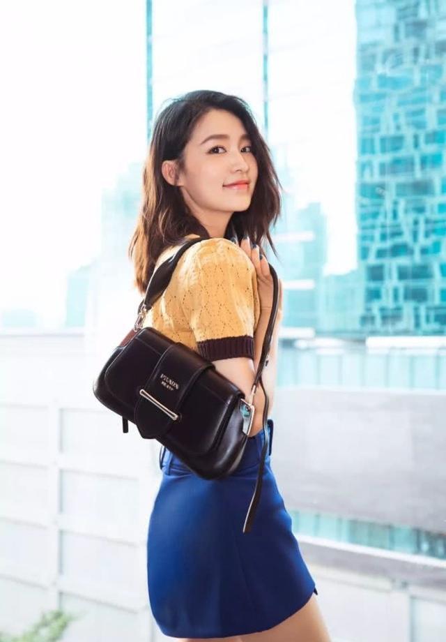 雙肩包不受寵了，今年這款“腋下包”才是主流，時(shí)髦精致誰背誰美