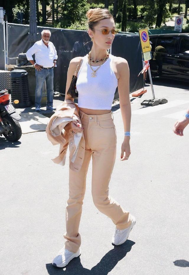 雙肩包不受寵了，今年這款“腋下包”才是主流，時(shí)髦精致誰背誰美