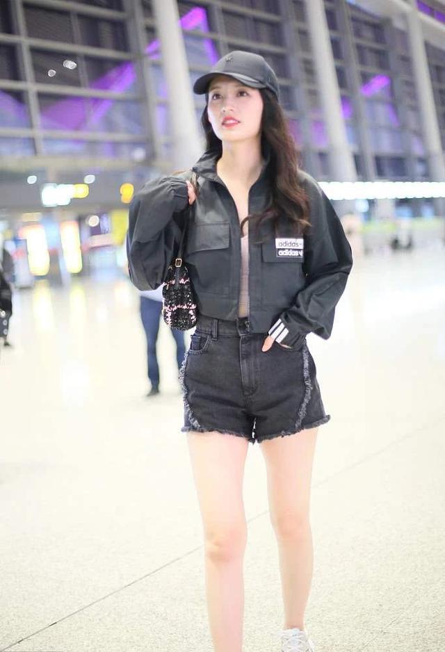 雙肩包不受寵了，今年這款“腋下包”才是主流，時(shí)髦精致誰背誰美