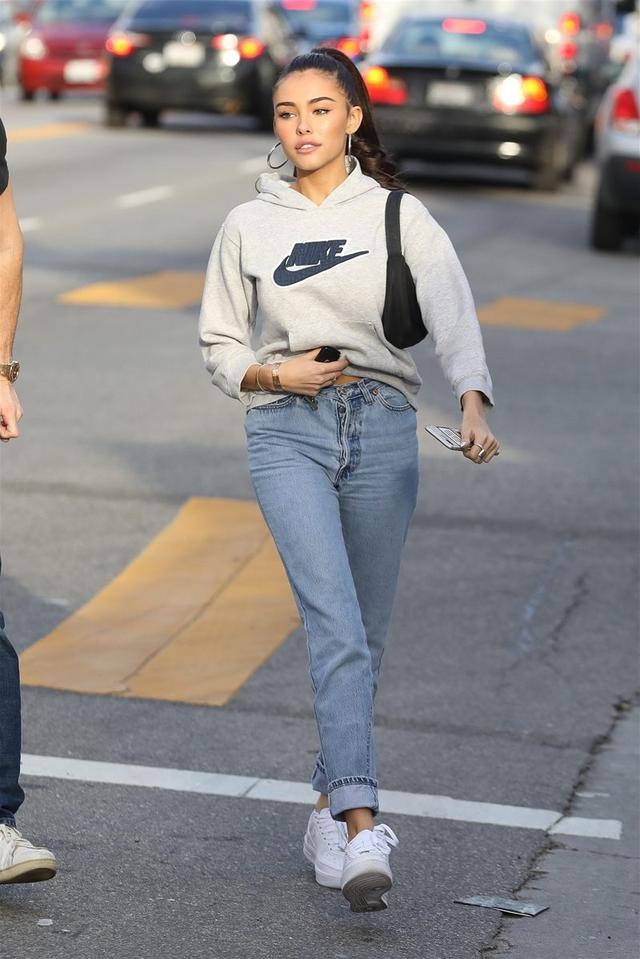 雙肩包不受寵了，今年這款“腋下包”才是主流，時(shí)髦精致誰背誰美