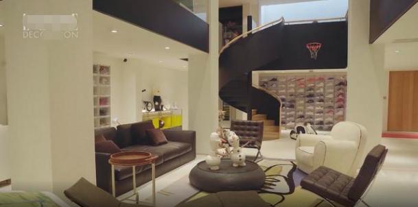 二胎后张子萱陈赫罕秀恩爱,豪宅像展览馆,一墙鞋可买上海一套房