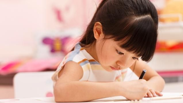 小男孩开心过生日,看到蛋糕却情绪失控大哭,放过孩子吧