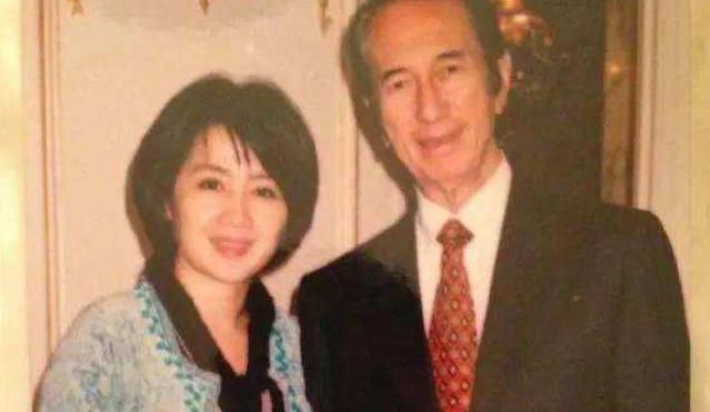 赌王三太四太年轻时照片:1个清纯1个妩媚,难怪迷得赌王神魂颠倒