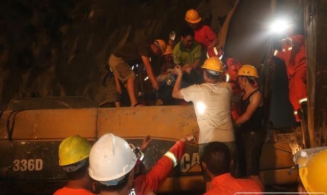 玉溪元江在建隧道坍塌致1人被困消防紧急出动……
