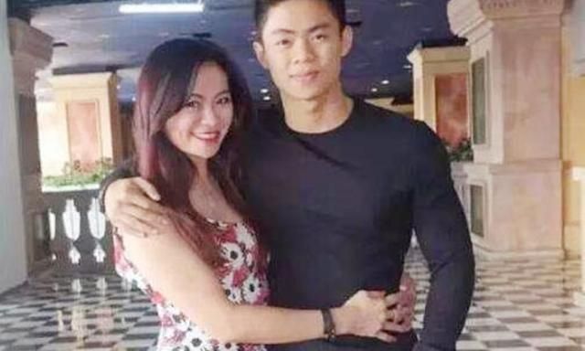 40岁妈妈穿女儿校服火了,颜值妥妥“校花”级,网友:后妈吧?