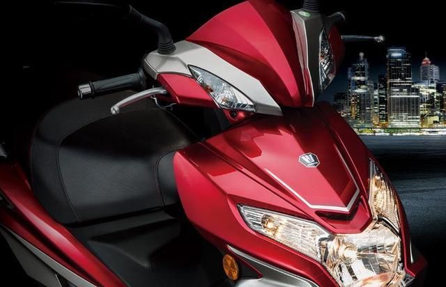 又一亲民通勤摩托!8马力125cc,高速90照样稳,仅10000起值吗