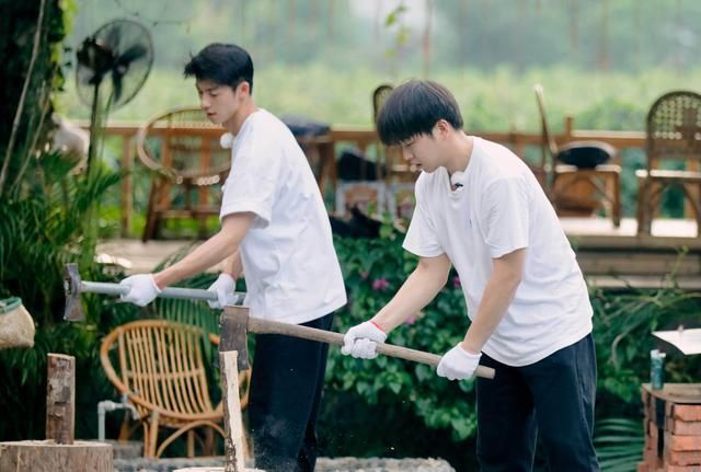 《向往4》最新嘉宾合照,老狼郑钧站中间,我却关注许光汉的站位