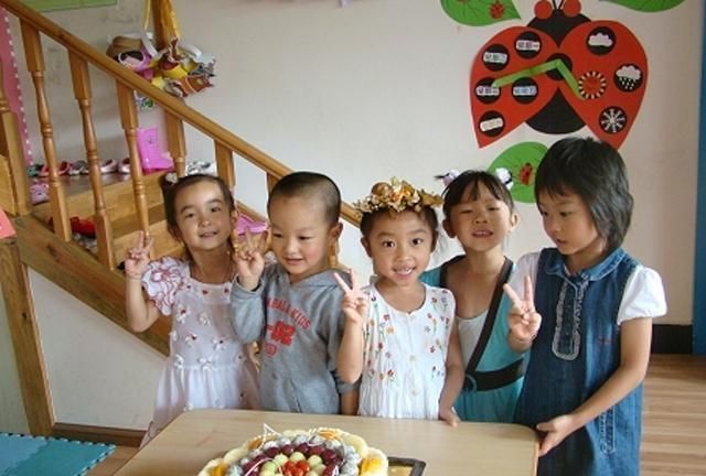小男孩开心过生日,看到蛋糕却情绪失控大哭,放过孩子吧