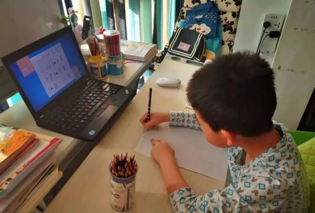 小男孩开心过生日,看到蛋糕却情绪失控大哭,放过孩子吧