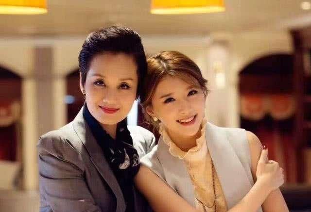 40岁妈妈穿女儿校服火了,颜值妥妥“校花”级,网友:后妈吧?