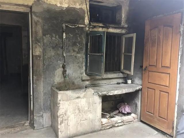 杭州230万的学区房火了，面积23平破败不堪，中介：电话打爆了