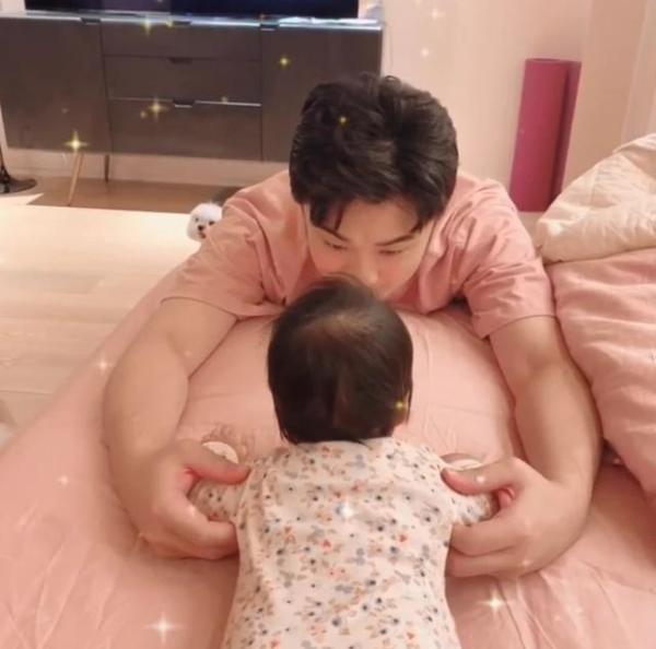 二胎后张子萱陈赫罕秀恩爱,豪宅像展览馆,一墙鞋可买上海一套房