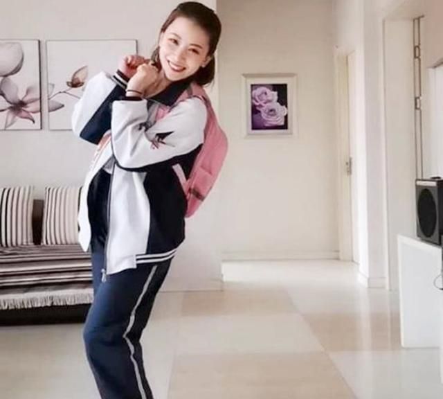 40岁妈妈穿女儿校服火了,颜值妥妥“校花”级,网友:后妈吧?