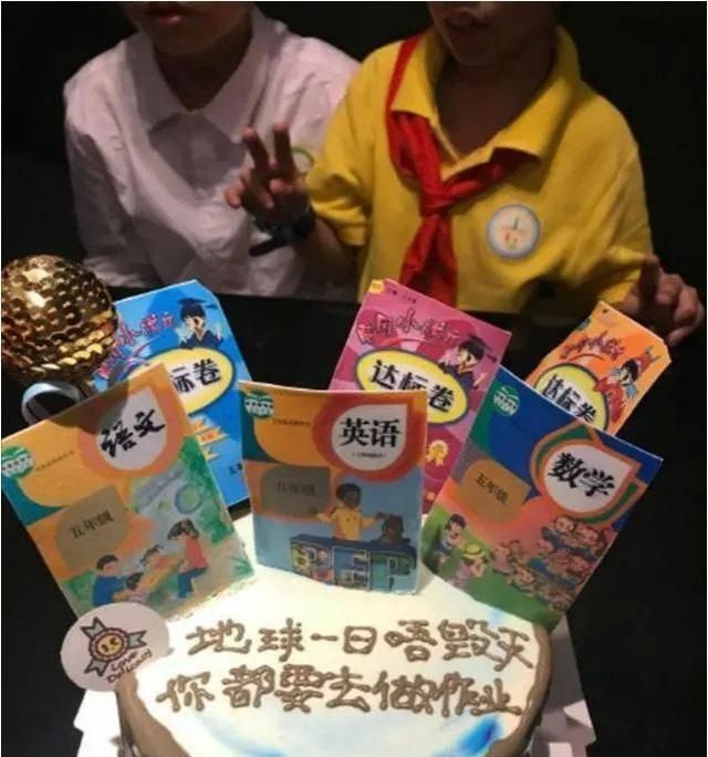 小男孩开心过生日,看到蛋糕却情绪失控大哭,放过孩子吧