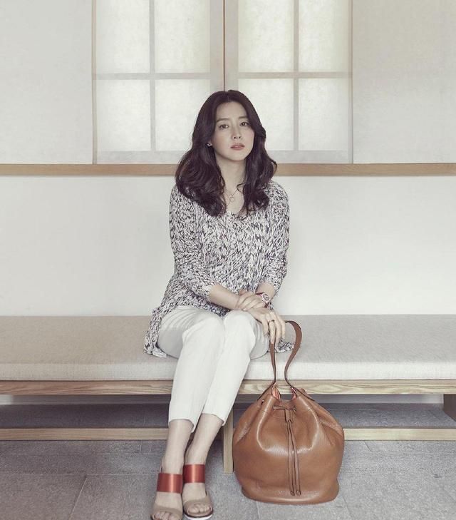 过了45岁的女人,学李英爱穿浅色系搭配,有高级感,显贵并不难