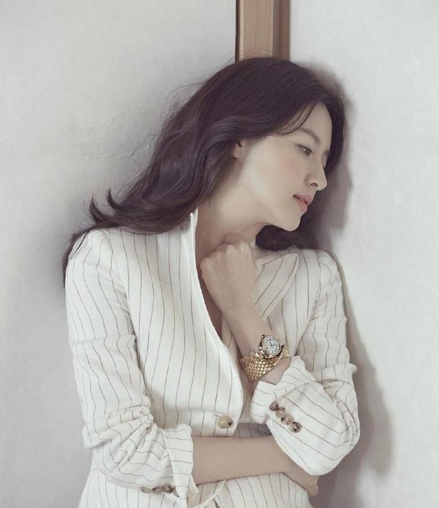 过了45岁的女人,学李英爱穿浅色系搭配,有高级感,显贵并不难