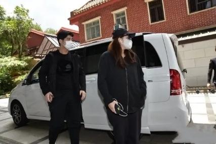 赌王四太哈佛学霸女婿真乖巧!穿休闲服无气场,大8岁超盈太爱他
