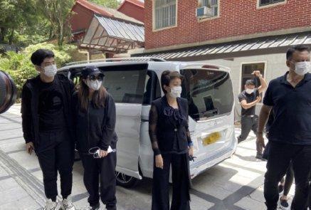 赌王四太哈佛学霸女婿真乖巧!穿休闲服无气场,大8岁超盈太爱他