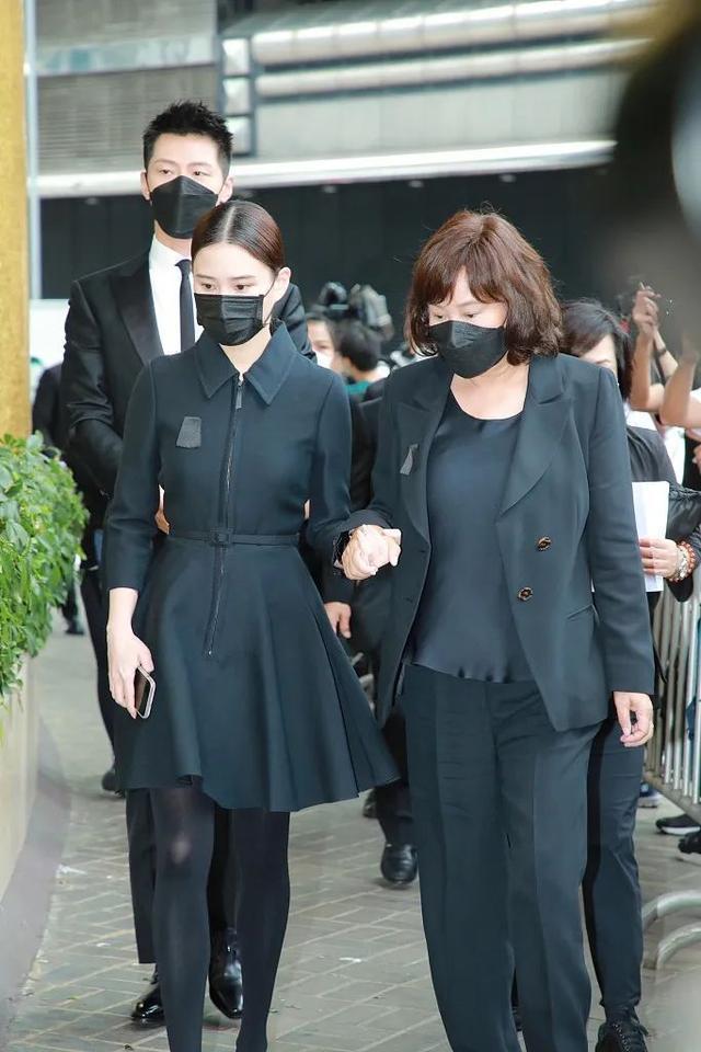 赌王艳福不浅!三太护工变阔太人生逆袭,穿羽绒服打猎长相超清纯