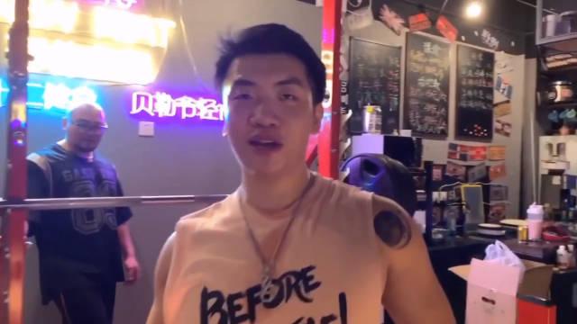 今天被杨和苏的肌肉给刷屏了
