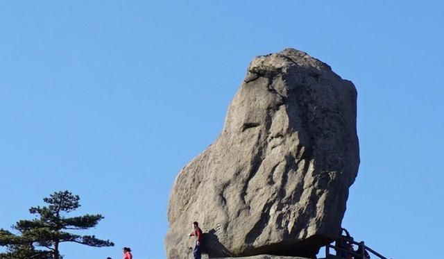 飞来石中国最神奇的一块石头位于黄山风景区内形状奇特