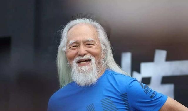 中国最帅老头一身肌肉83岁开路虎揽胜没事就和老婆秀恩爱