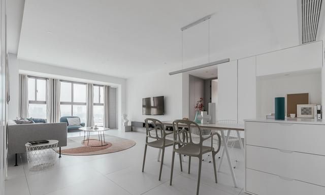 买完房后没剩多少钱，新房简装直接刷白墙，简约大气又清新