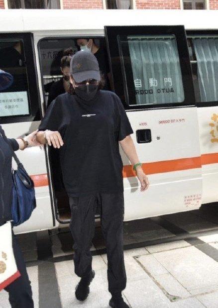 赌王艳福不浅!三太护工变阔太人生逆袭,穿羽绒服打猎长相超清纯