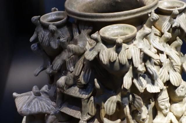 有三国青釉堆塑谷仓罐:《寻陶问瓷:深博历代陶瓷藏品展》之二