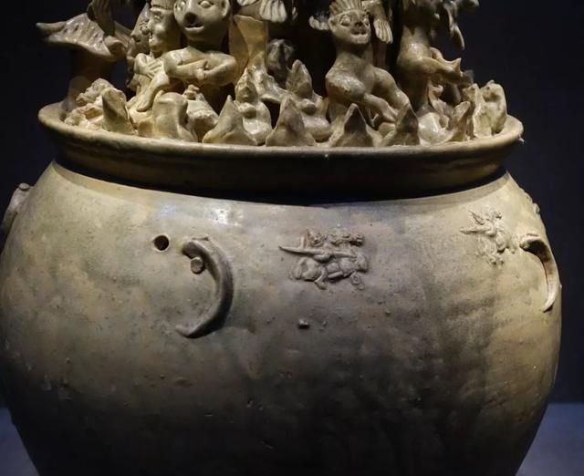 有三国青釉堆塑谷仓罐:《寻陶问瓷:深博历代陶瓷藏品展》之二