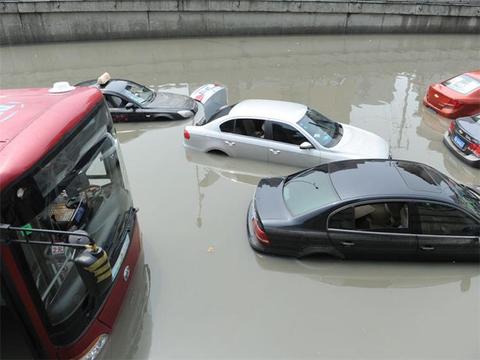 暴雨天成车主“摇钱树”，保险公司哭了：赔的家底都不剩了！