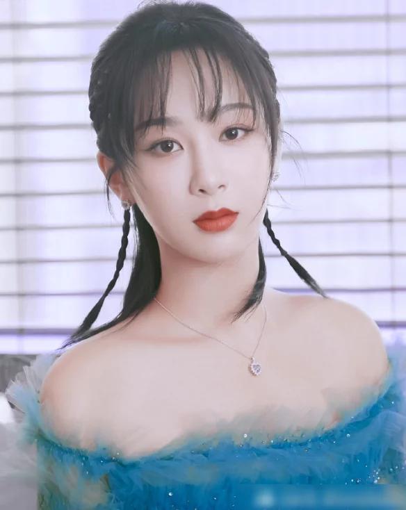 金鹰女神2020目前排名_2020年金鹰女神礼服,金色羽毛插满裙尾,但却被吐槽“