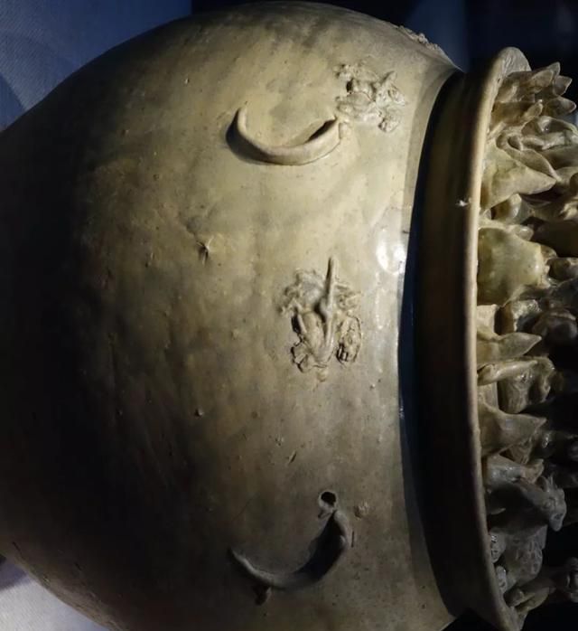 有三国青釉堆塑谷仓罐:《寻陶问瓷:深博历代陶瓷藏品展》之二