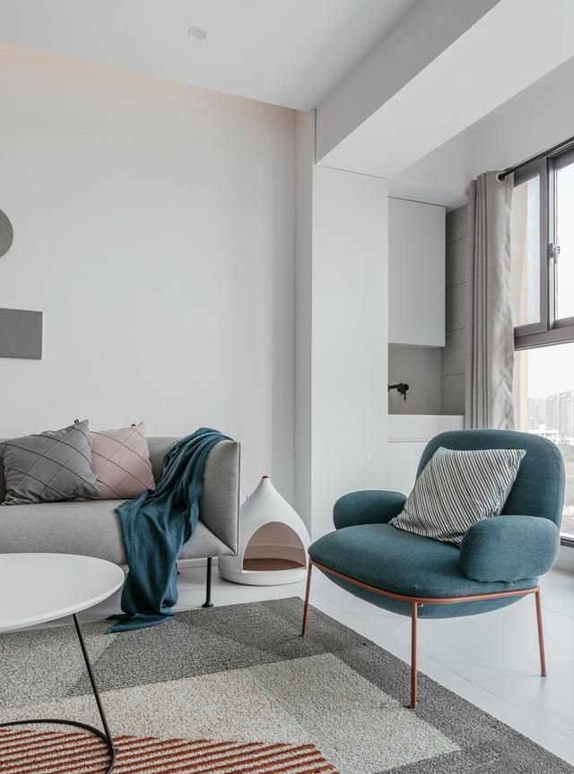 买完房后没剩多少钱，新房简装直接刷白墙，简约大气又清新