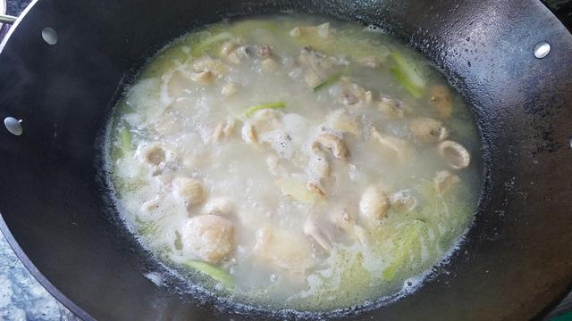 生蚝炖鸡汤，味道鲜美又好吃，做法跟材料很简单