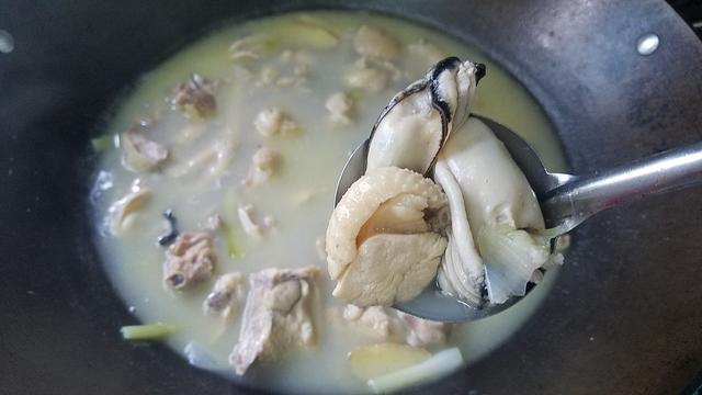 生蚝炖鸡汤，味道鲜美又好吃，做法跟材料很简单