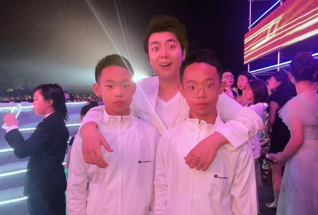 乡村爱情“王老七”小12岁老婆直播颜值高,生下双胞胎帅儿子