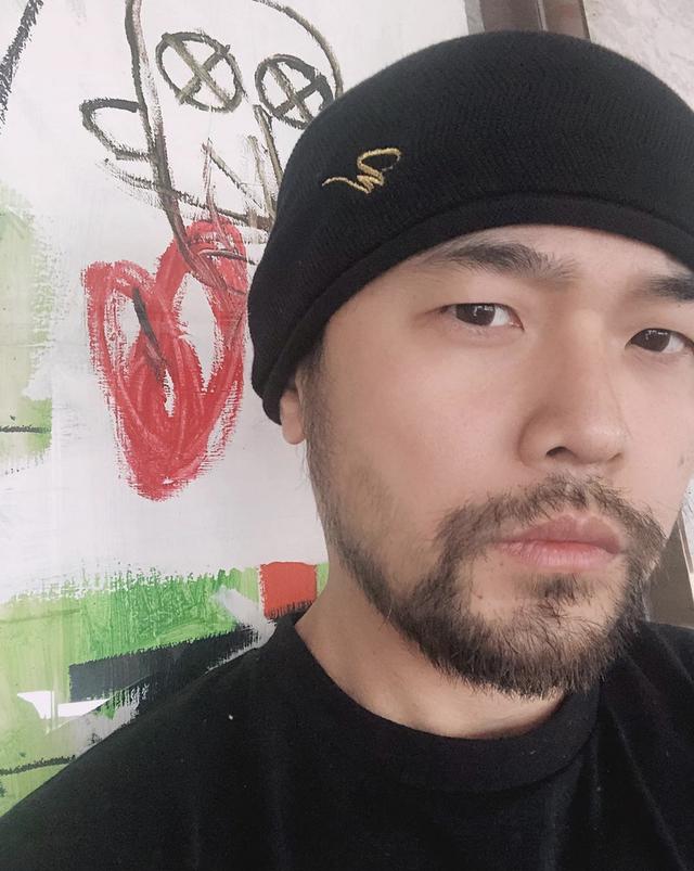 歌王差距大:周杰伦胡子拉碴的状态被偷拍,王力宏秀健硕好身材