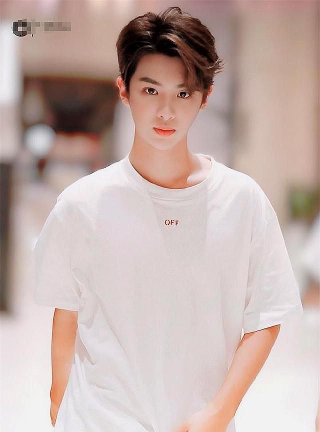 改换成寸头的黄明昊,依然还是那么的帅气!原来他也有硬朗的一面