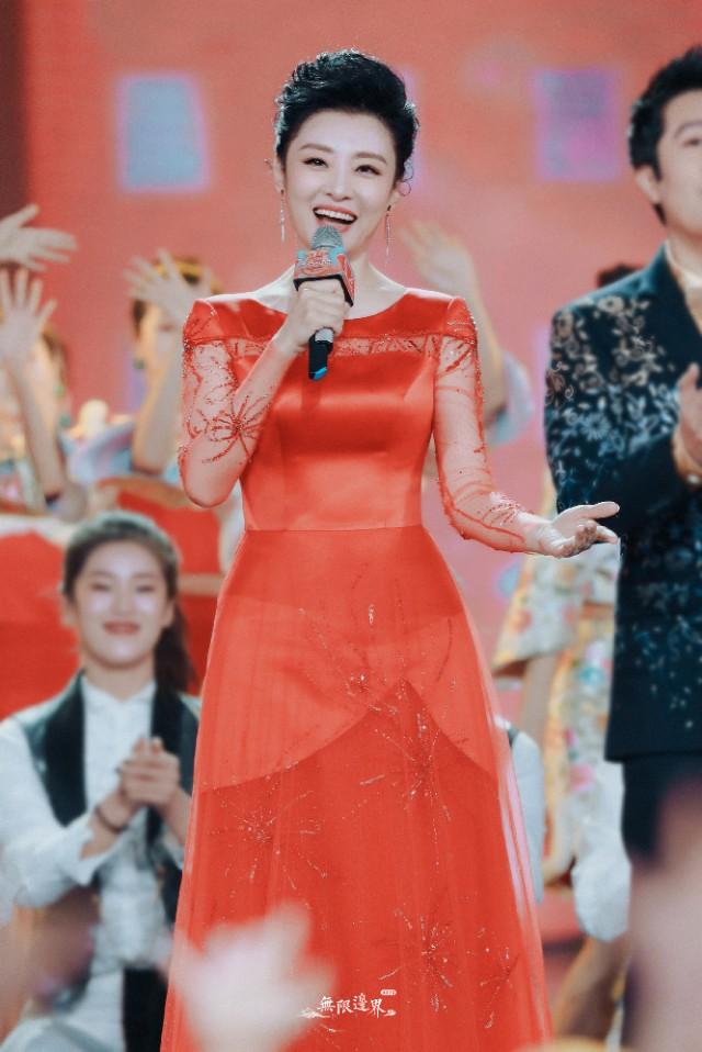 周涛早前主持照一袭橘红色缎面长礼服美艳大气无与伦比
