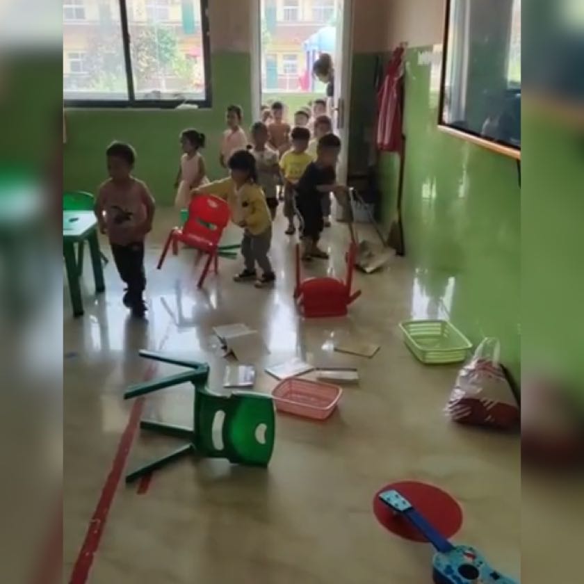 幼儿园小朋友回到教室,看到地上乱七八糟的东西时,反应太真实了