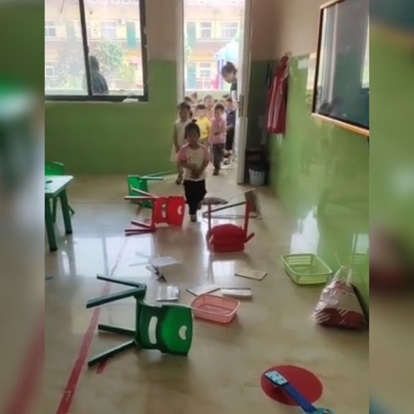 幼儿园小朋友回到教室,看到地上乱七八糟的东西时,反应太真实了
