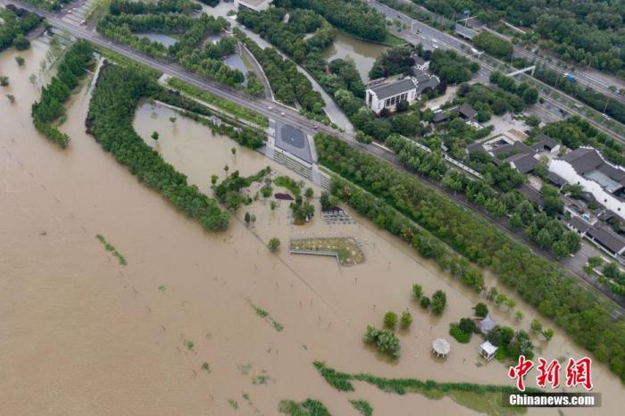 7月12日,航拍长江南京段岸线,水位持续上涨。当日,南京市水务局发布的信息显示,7月12日15时,长江南京站最高水位达到10.02米,超警戒1.32米,列历史第三,仅次于1954年(10.22米),1998年(10.14米)。 中新社记者 泱波 摄
