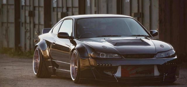 经典漂移飞行器头文字D中的S15silvia